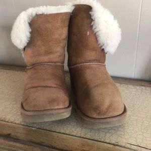 UGG Bailey Button II size 9